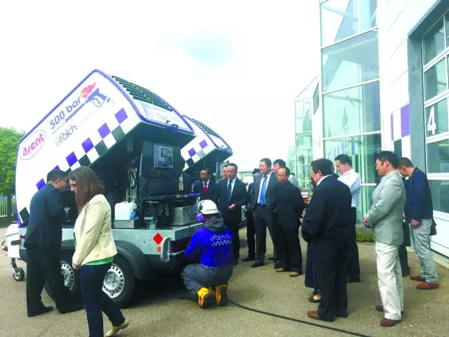 圖為考察團代表參觀高壓清洗車