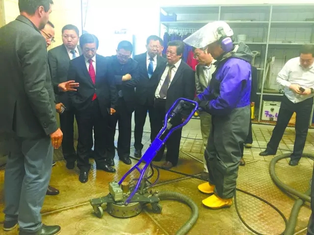 圖為德方技術人員現場演示地面清洗機